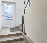 4-izbový rodinný dom s nebytovým priestorom v obci Pavlice - Vstupná chodba rodinného domu s kachličkovou podlahou a bielymi stenami.