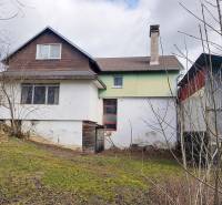 4-izbový rodinný dom s nebytovým priestorom v obci Pavlice - Rodinný dom v Pavliciach na Pavliciach, s omietkou a podkrovím v dedinskom prostredí.