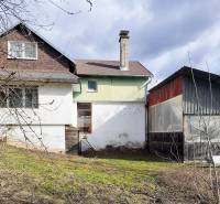 4-izbový rodinný dom s nebytovým priestorom v obci Pavlice - Rodinný dom v meste Pavlice na ulici Pavlice s plechovou prístavbou a trávnikom.