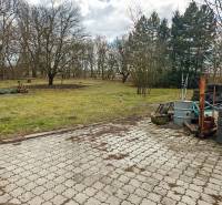 4-izbový rodinný dom s nebytovým priestorom v obci Pavlice - Pavlice, rodinný dom na Pavliciach s dláždeným dvorom, kôlňou a hromadou pneumatík.