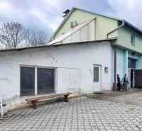 4-izbový rodinný dom s nebytovým priestorom v obci Pavlice - Rodinný dom v Pavliciach na ulici Pavlice s jednoduchou fasádou a dlažobnými kockami.