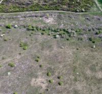Pozemok v Modre s výmerou až 58.977 m2 - Záber na pôdne pozemky na Dolnej ulici v Modre s riedkou vegetáciou.