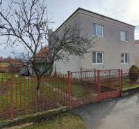 NA PREDAJ 6 izbový rodinný dom v obci Hrušovany  - Rodinný dom v Hrušovanoch s upravenou záhradou, skleníkom a kovovým plotom.