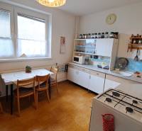 NA PREDAJ 6 izbový rodinný dom v obci Hrušovany  - Kuchyňa v rodinnom dome s jedálenským stolom, plynovým sporákom a kuchynskou linkou.