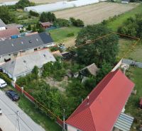 Pozemok so starým domom 1333m2. Tmášikovo - Rodinný dom v Tomášikove so záhradou a členitým pozemkom na vidieku.