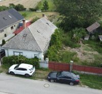 Pozemok so starým domom 1333m2. Tmášikovo - Pohľad na rodinný dom v Tomášikove s rozľahlým pozemkom a príjazdovou cestou.