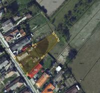 Pozemok so starým domom 1333m2. Tmášikovo - Letecký pohľad na parcelu v meste Tomášikovo, obklopenú rodinnými domami.