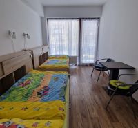 Rekreačný apartmán Vys. Tatry- HREBIENOK RESORT I. - 92 m2 -3-izbový - Dvojposteľová izba s podlahou s dreveným dekorom v Rekreačnom apartmáne.