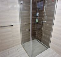 Rekreačný apartmán Vys. Tatry- HREBIENOK RESORT I. - 92 m2 -3-izbový - Sprchový kút s presklenými dverami a keramickými obkladmi v rekreačnom apartmáne.