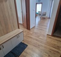Rekreačný apartmán Vys. Tatry- HREBIENOK RESORT I. - 92 m2 -3-izbový - Chodba so vstupom do kuchyne, jedálne a kúpeľne; Rekreačný apartmán s podlahou s dreveným dekorom.