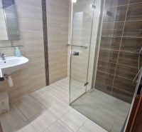Rekreačný apartmán Vys. Tatry- HREBIENOK RESORT I. - 92 m2 -3-izbový - Kúpeľňa s umývadlom, sprchovým kútom a dlaždicami v rekreačnom apartmáne.