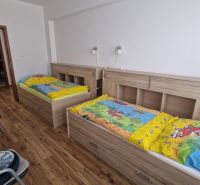 Rekreačný apartmán Vys. Tatry- HREBIENOK RESORT I. - 92 m2 -3-izbový - Detská izba v rekreačnom apartmáne s dvoma posteľami a podlahou s dreveným dekorom.