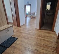 Rekreačný apartmán Vys. Tatry- HREBIENOK RESORT I. - 92 m2 -3-izbový - Chodba s podlahou s dreveným dekorom, vstup do kúpeľne a jedálne v Rekreačnom apartmáne.