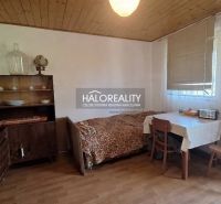 Predaj, chata Revúca - EXKLUZÍVNE HALO REALITY - Izba na chate s podlahou s dreveným dekorom, zariadená nábytkom a jedálenským stolom.
