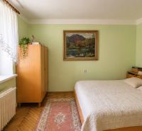 RODINNÝ DOM, KOŠICE - JUH - Spálňa v Rodinnom dome s obrazom, dreveným nábytkom a podlahou s dreveným dekorom.