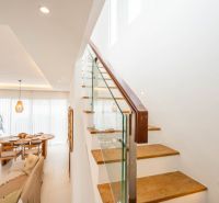 PREDAJ 3KK Investičná zariadená vila s bazénom BALI-Canggu Padonan - Interiér vily so schodiskom s dreveným dekorom a elegantným jedálenským kútom.