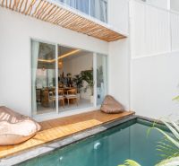 PREDAJ 3KK Investičná zariadená vila s bazénom BALI-Canggu Padonan - Vila v Bali s bazénom, drevený dekor a pohodlné sedadlá v exteriéri.
