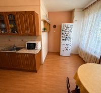  3 izbový byt s balkónom 75m2 Zvolen - Západ - Kuchyňa v 3-izbovom byte s podlahou s dreveným dekorom a jedálenským kútom.