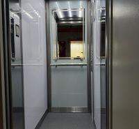  3 izbový byt s balkónom 75m2 Zvolen - Západ - Interiér výťahu s osvetlením a zrkadlom, vhodný pre 3-izbový byt.