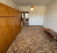  3 izbový byt s balkónom 75m2 Zvolen - Západ - Izba s kobercom, drevenými skriňami a stolíkom, 3-izbový byt.