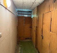 3 izbový byt s balkónom 75m2 Zvolen - Západ - Úzky pivničný priestor s drevenými dverami a osvetlením.