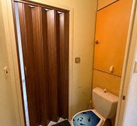  3 izbový byt s balkónom 75m2 Zvolen - Západ - Toaleta so skladacími dverami v 3-izbovom byte.