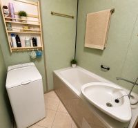  3 izbový byt s balkónom 75m2 Zvolen - Západ - Kúpeľňa s vaňou, práčkou a poličkou so zásobníkmi v 3-izbovom byte.