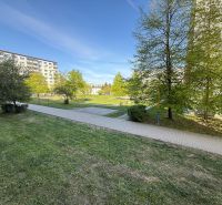  3 izbový byt s balkónom 75m2 Zvolen - Západ - Trávnatá plocha s chodníkom a bytovkami na Tulskej ulici vo Zvolene.