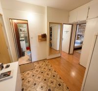  3 izbový byt s balkónom 75m2 Zvolen - Západ - Predsieň v 3-izbovom byte s podlahou s dreveným dekorom a vstupom do kúpeľne.