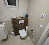 Predaj rodinného domu, M. Terézie, M. Terézie, Skalica - Kúpeľňové zariadenie v rodinnom dome s bielym oknom a toaletou.