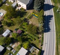 Pozemok vhodný na výstavbu, Moravany nad Váhom - Letecký pohľad na záhrady a domy pri Kosteleckej ulici v Moravanoch nad Váhom. Pozemky - bývanie.