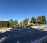 Pozemok vhodný na výstavbu, Moravany nad Váhom - Pozemky - bývanie na Kosteleckej ulici v Moravanoch nad Váhom, ohradený stromami a živým plotom.