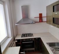 PREDAJ: 1i byt rekonš.; 34,51 m2; KEŽMAROK; 96.000€ - Kompaktná kuchyňa v 1-izbovom byte s dreveným dekorom a spotrebičmi.