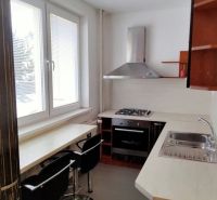 PREDAJ: 1i byt rekonš.; 34,51 m2; KEŽMAROK; 96.000€ - Kuchynský kút v 1-izbovom byte s barovým pultom a spotrebičmi.
