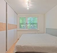 Prenájom, dvojizbový byt Bratislava Petržalka, Poler... - Spálňa so vstavanou skriňou a manželskou posteľou v 2-izbovom byte.