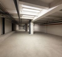 Gastro priestor 770m2, 200 miest na sedenie - prenájom v centre Žiliny - Rozľahlé prázdne gastro priestory so stropnými trubicovými svietidlami a viditeľným potrubím na strope.