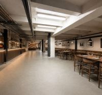 Gastro priestor 770m2, 200 miest na sedenie - prenájom v centre Žiliny - Pizzeria s tehlovou pecou a podlahou s dreveným dekorom, upravené gastro priestory.