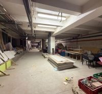 Gastro priestor 770m2, 200 miest na sedenie - prenájom v centre Žiliny - Rozostavané gastro priestory s rôznym materiálom na podlahe a stoloch.