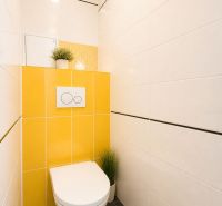 EXKLUZÍVNE Dvojizbový byt, Kysucké Nové Mesto - Toaleta s bielymi a žltými obkladmi v 2-izbovom byte.
