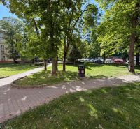 Na predaj 1.izbový byt v širšom centre mesta pri trhovisku. - Park v Bratislave-Ružinove s chodníkom, odpadkovým košom a stromami.