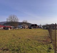 PREDAJ, Veľký stavebný pozemok v Kamenici Nad Cirochou - Pozemky - bývanie na Ružovej ulici, Kamenica nad Cirochou, oplotený pozemok s trávnatou plochou.