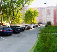 Na predaj garsónka 34m2 v Trenčíne na Ul. Opatovská - Parkovisko s autami medzi bytovkami na Opatovskej 651/33 v Trenčíne.
