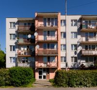 Na predaj garsónka 34m2 v Trenčíne na Ul. Opatovská - Bytový dom na Opatovskej 651/33 v Trenčíne, Garsónka s balkónmi a satelitmi.