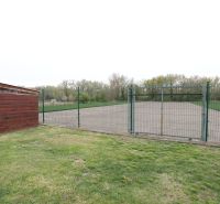 VIDEO! Pre náročných, vysnívaný domov na predaj, Baloň - Drevený prístrešok a oplotenie v záhrade rodinného domu v obci Baloň.