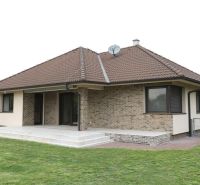 VIDEO! Pre náročných, vysnívaný domov na predaj, Baloň - Rodinný dom v obci Baloň na ulici Baloň má šikmú strechu a trávnik.