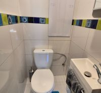 Prenájom 2izbový byt Topoľčany  - Kúpeľňa v 2-izbovom byte s bielymi obkladmi a farebným pásom dlaždíc.