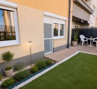 Bývanie s vlastnou predzáhradkou – zariadený 2-izbový byt (62+33 m²) - Exteriér 2-izbového bytu na M. R. Štefánika v Moste pri Bratislave so záhradným posedením.
