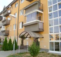 Bývanie s vlastnou predzáhradkou – zariadený 2-izbový byt (62+33 m²) - Budova s balkónmi a presklenými vchodmi na ulici M. R. Štefánika v Moste pri Bratislave.