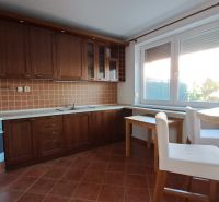 Bývanie s vlastnou predzáhradkou – zariadený 2-izbový byt (62+33 m²) - Kuchyňa s tmavým dreveným dekorom a obkladom v 2-izbovom byte.
