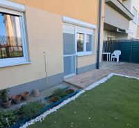 Bývanie s vlastnou predzáhradkou – zariadený 2-izbový byt (62+33 m²) - Exteriér 2-izbového bytu na ulici M. R. Štefánika v Moste pri Bratislave.